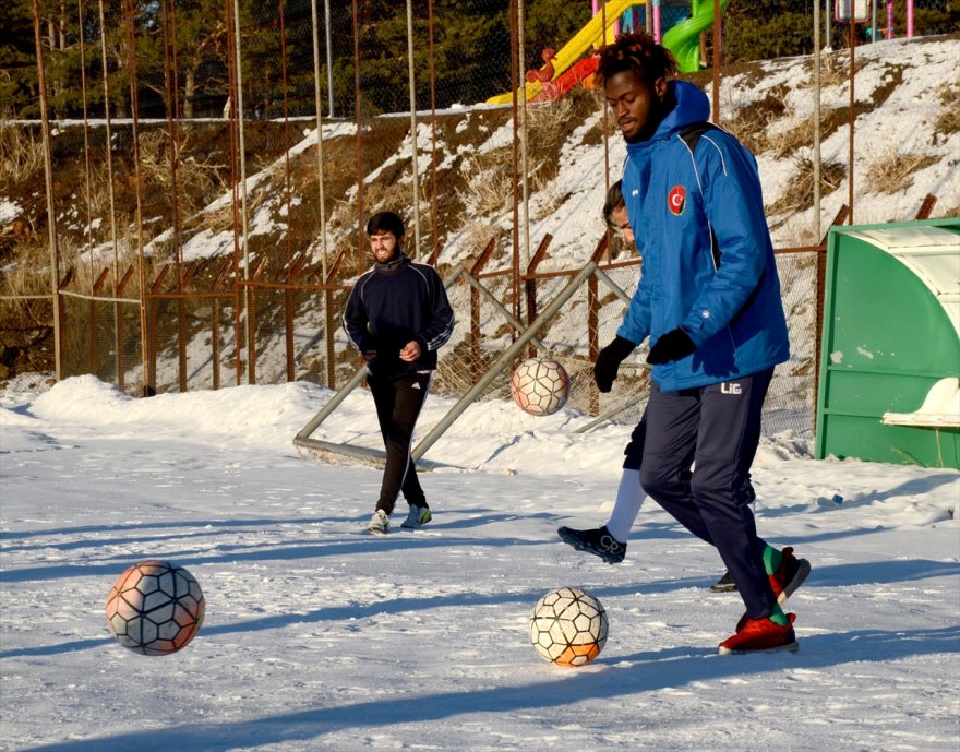 afrikali-futbolcular-sarikamisin-soguguna-alismaya-calisiyor-(4).jpg