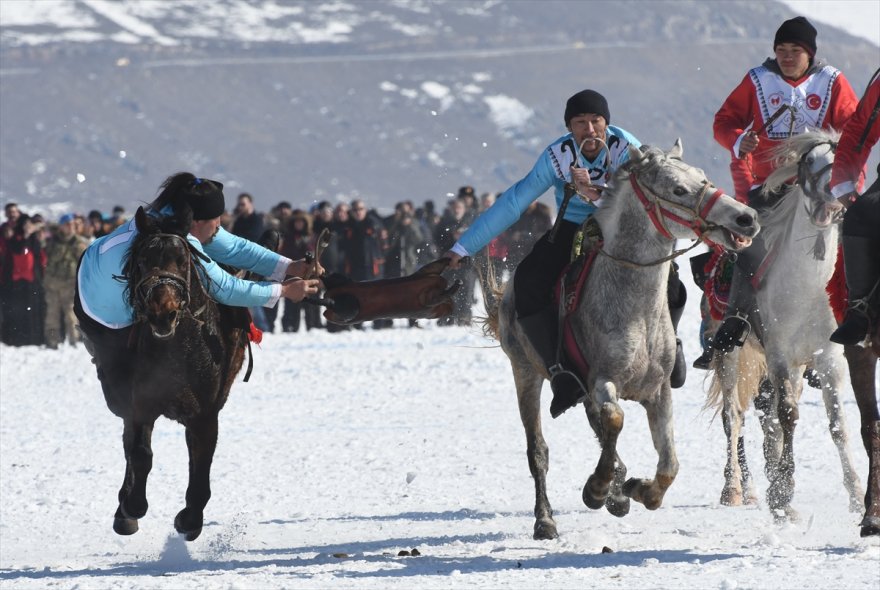 buz-tutan-cildir-golunde-kis-soleni-(13).jpg