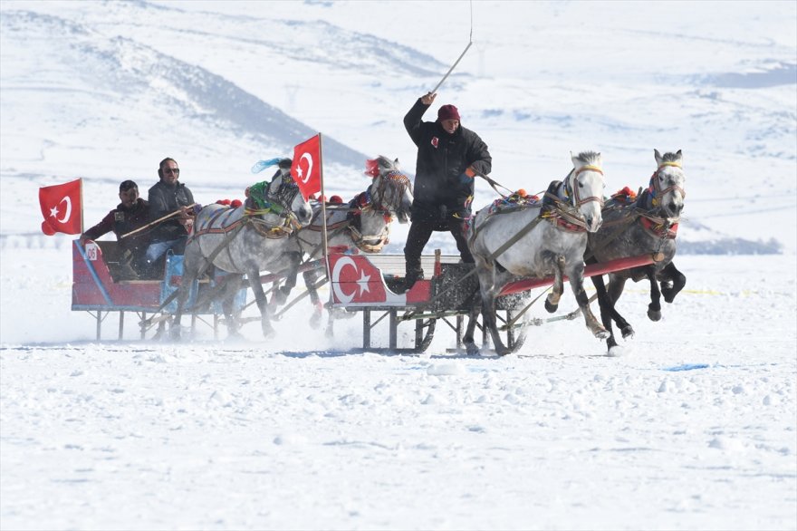 buz-tutan-cildir-golunde-kis-soleni-(14).jpg