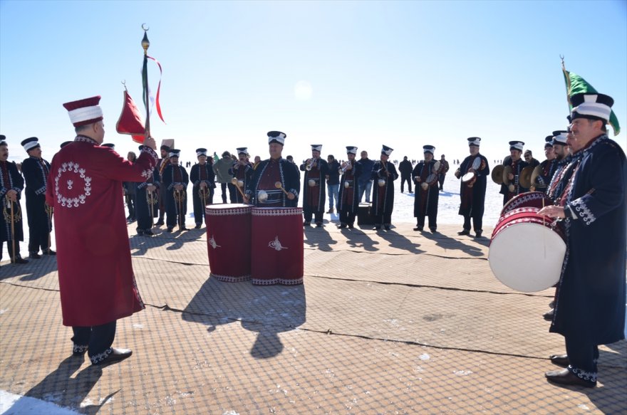 buz-tutan-cildir-golunde-kis-soleni-(2).jpg