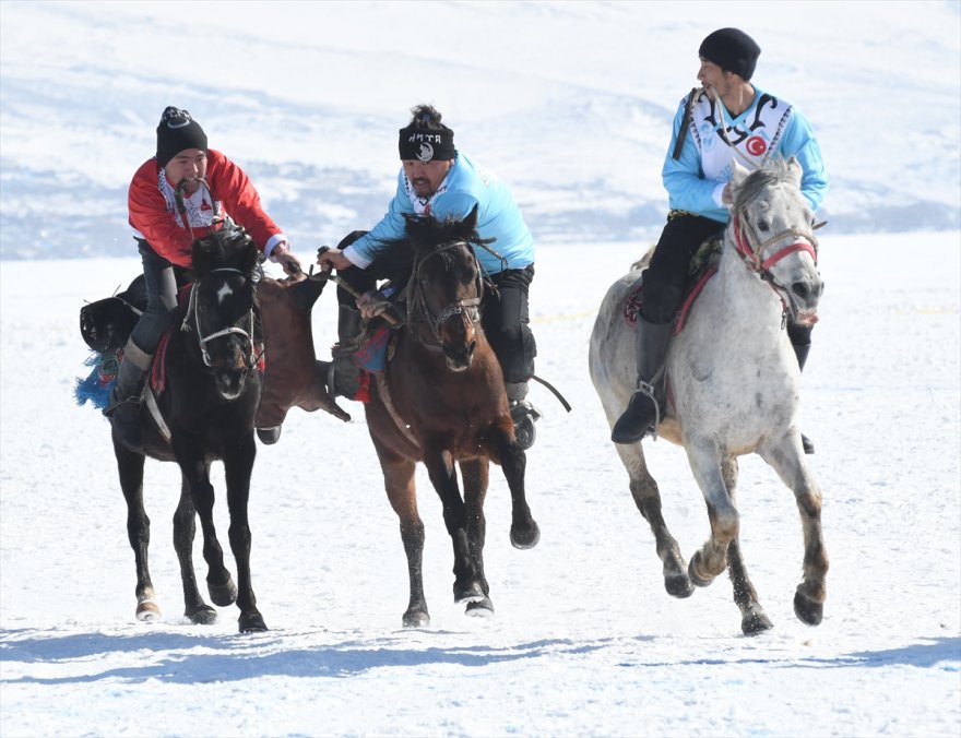 buz-tutan-cildir-golunde-kis-soleni-(6).jpg