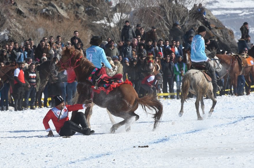 buz-tutan-cildir-golunde-kis-soleni-(8).jpg