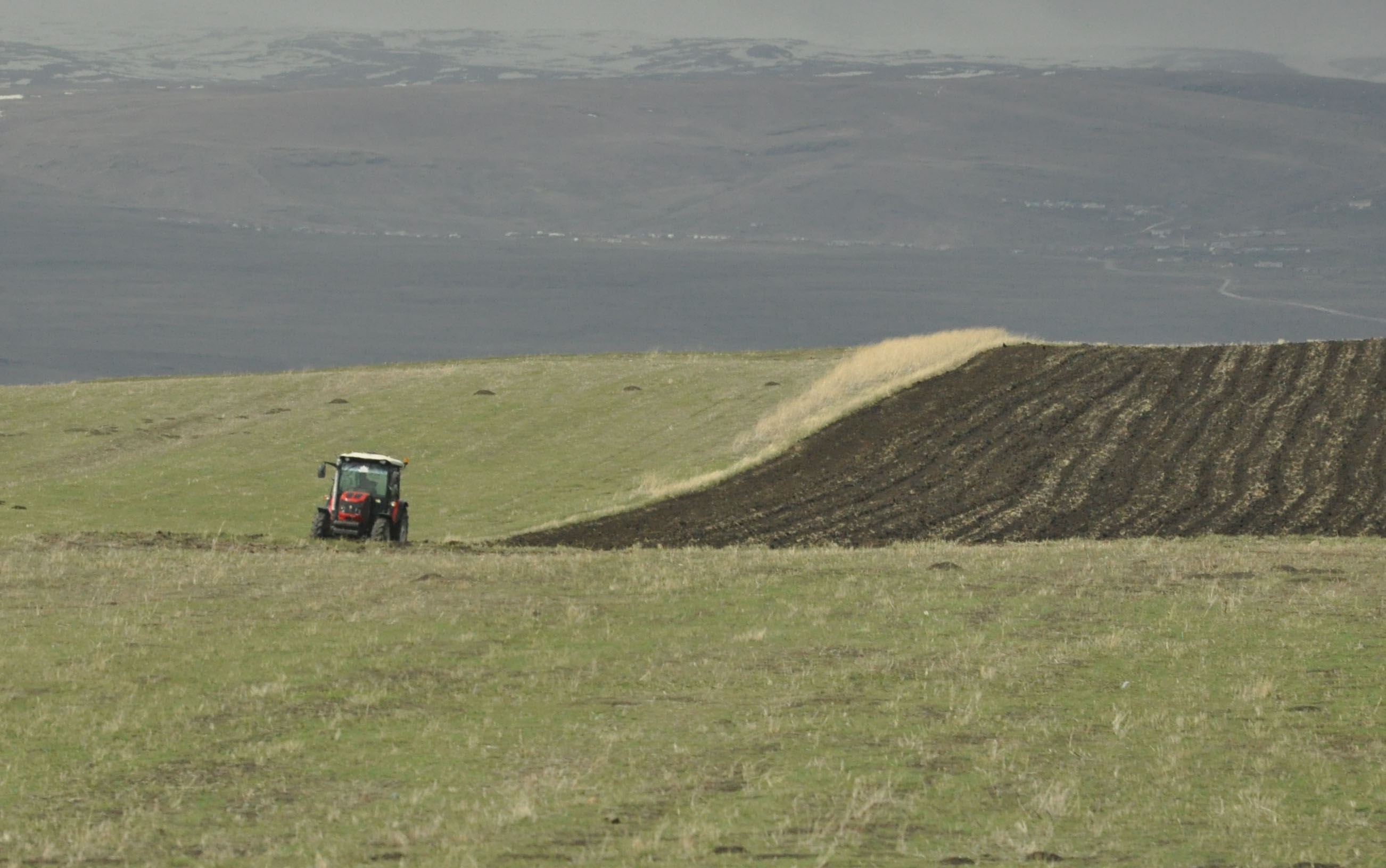 kars’ta-tarlalar-suruluyor-(3).jpg