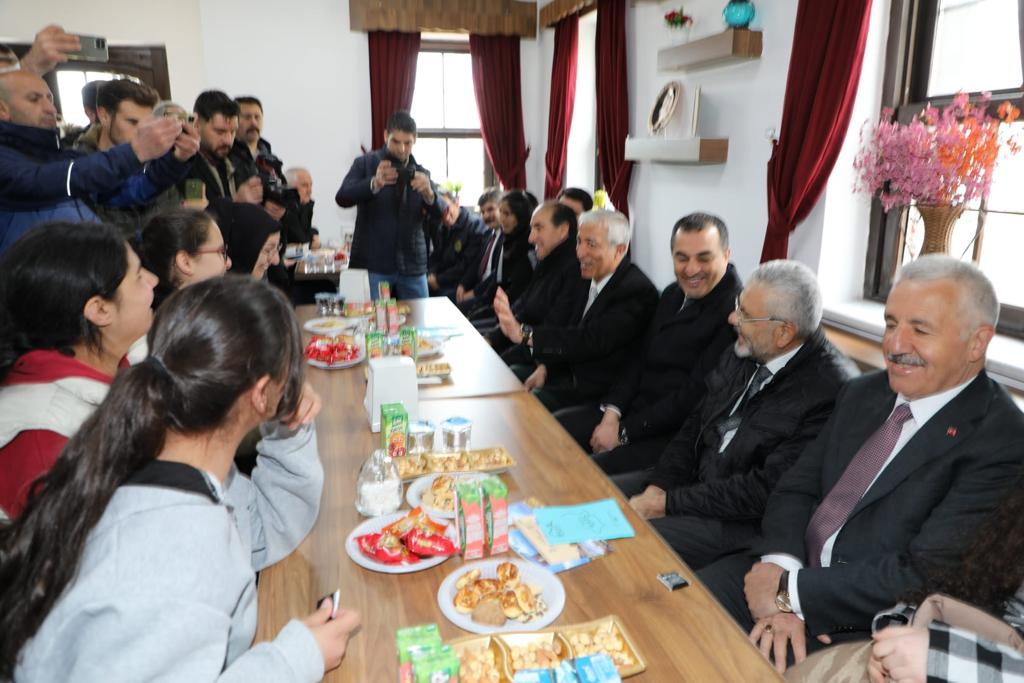 kars-belediyesi-millet-kiraathaneleri-hizmete-acildi-(2).jpeg