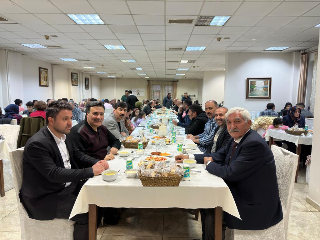 kars-milli-egitim-mudurlugu-depremzede-ogrencilerle-iftar-yapti-(2).jpg