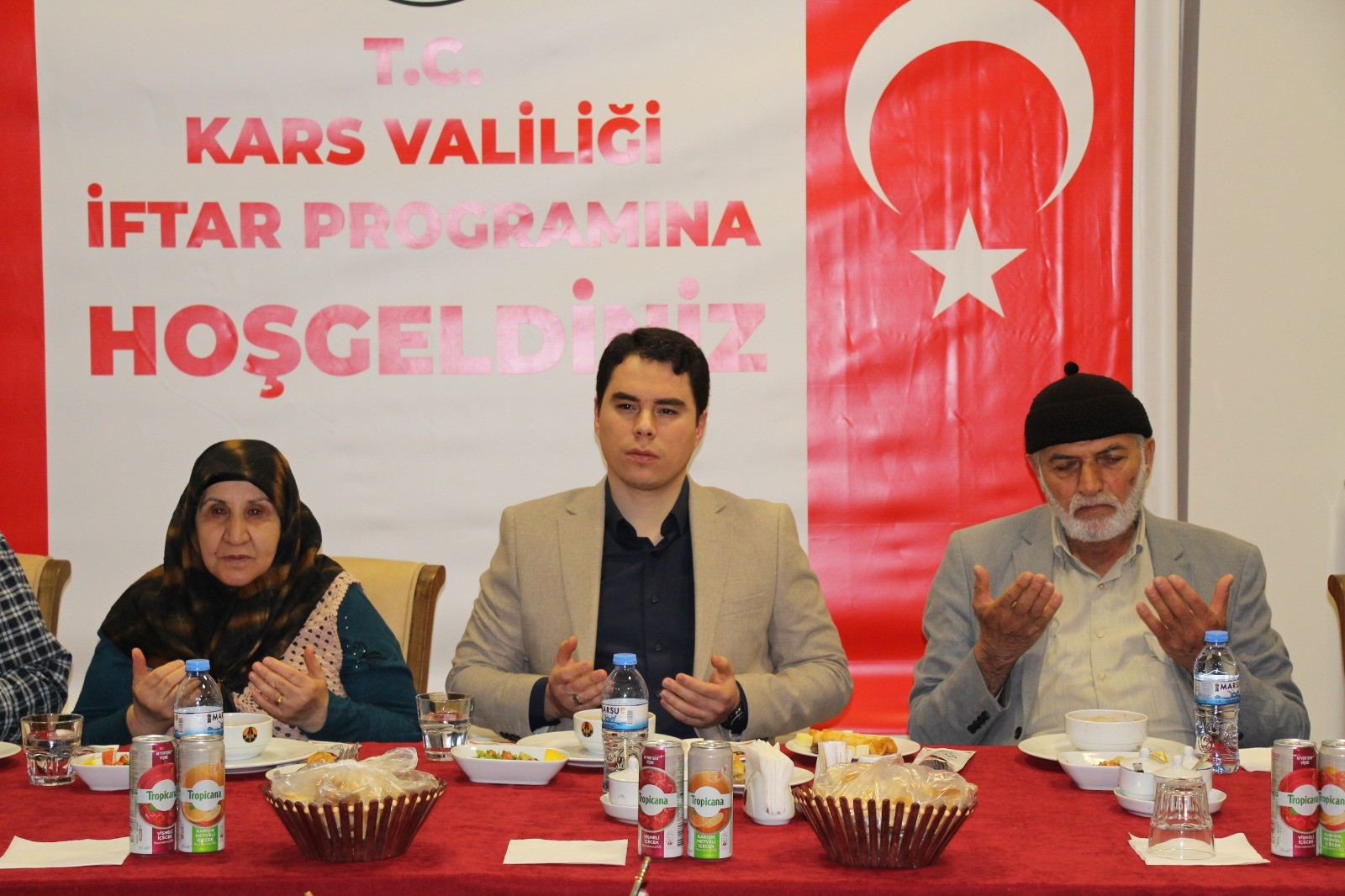 kars-valiliginden-depremzedelere-iftar-yemegi-(1).jpg