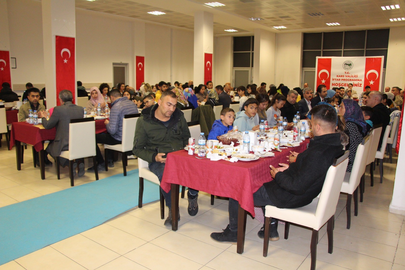 kars-valiliginden-depremzedelere-iftar-yemegi-(5).jpg