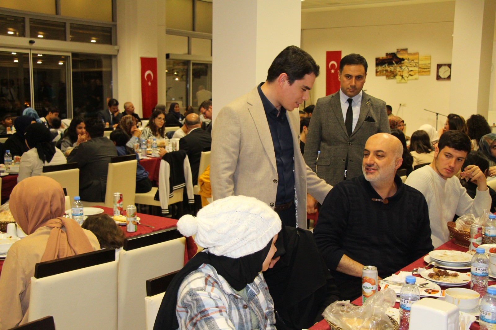 kars-valiliginden-depremzedelere-iftar-yemegi-(6).jpg