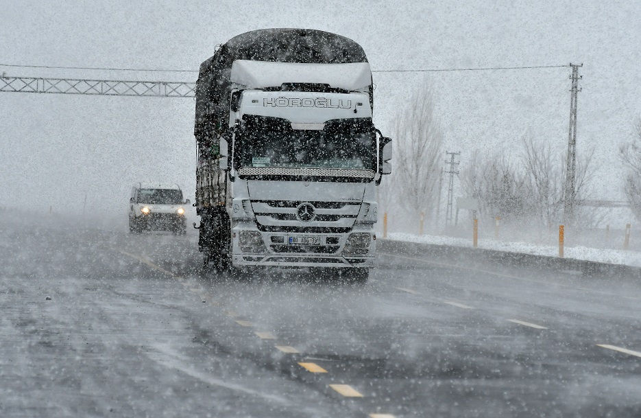 karsta-kar-ve-tipi-ulasimda-aksamaya-neden-oldu-(5).jpg