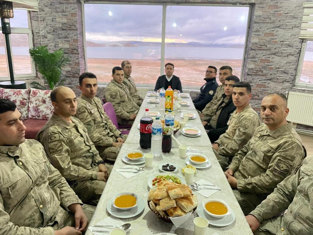 kaymakam-ozerden-iftarini-mehmetcik-ile-birlikte-yapti-(4).jpeg