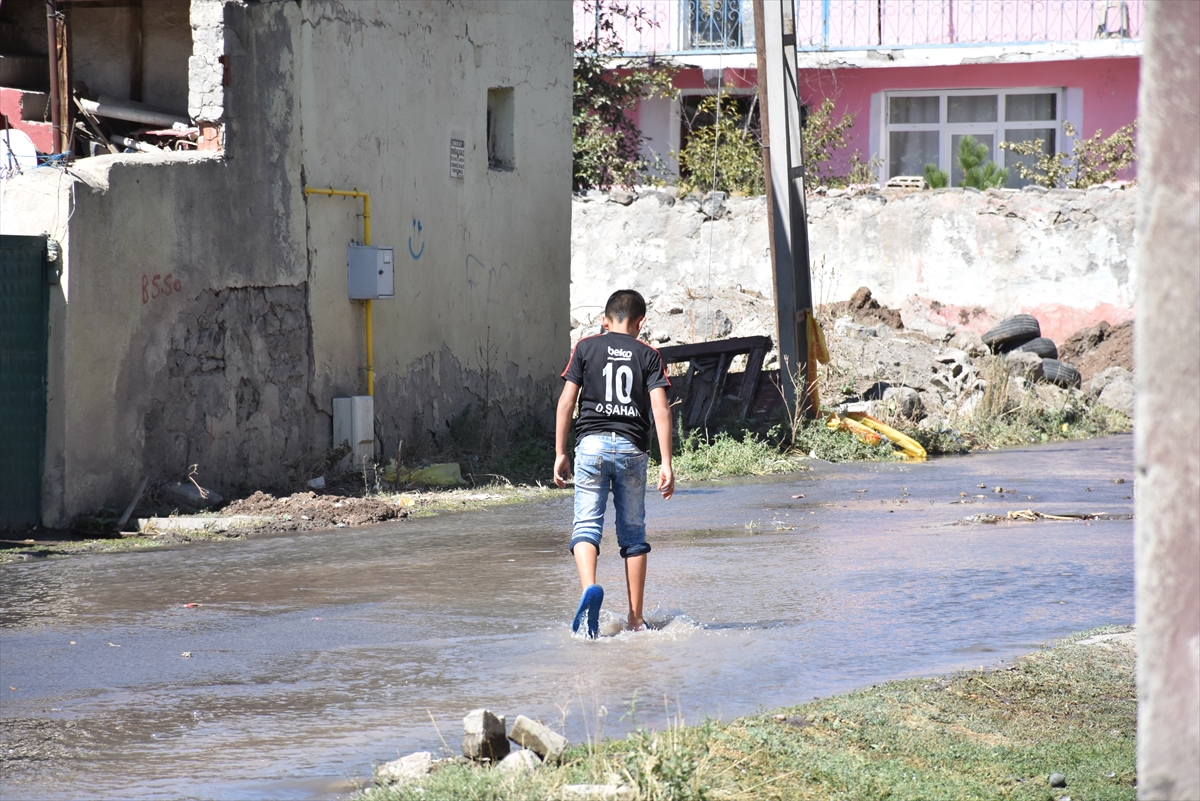 kepcenin-patlattigi-boru-mahalleyi-sular-altinda-birakti--(1).jpg