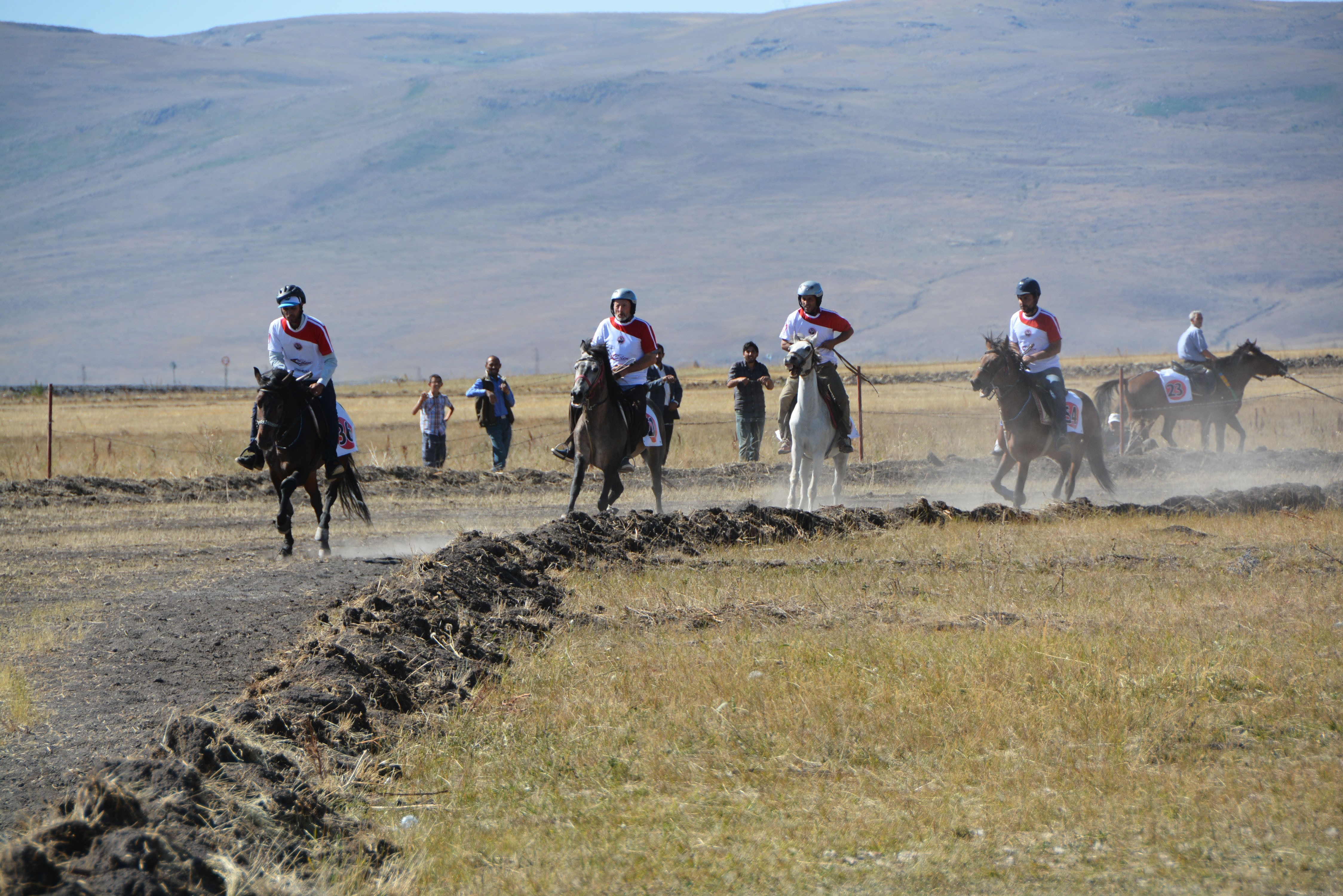 ogu-anadolu-at-yarislari-yapildi-(1).jpg